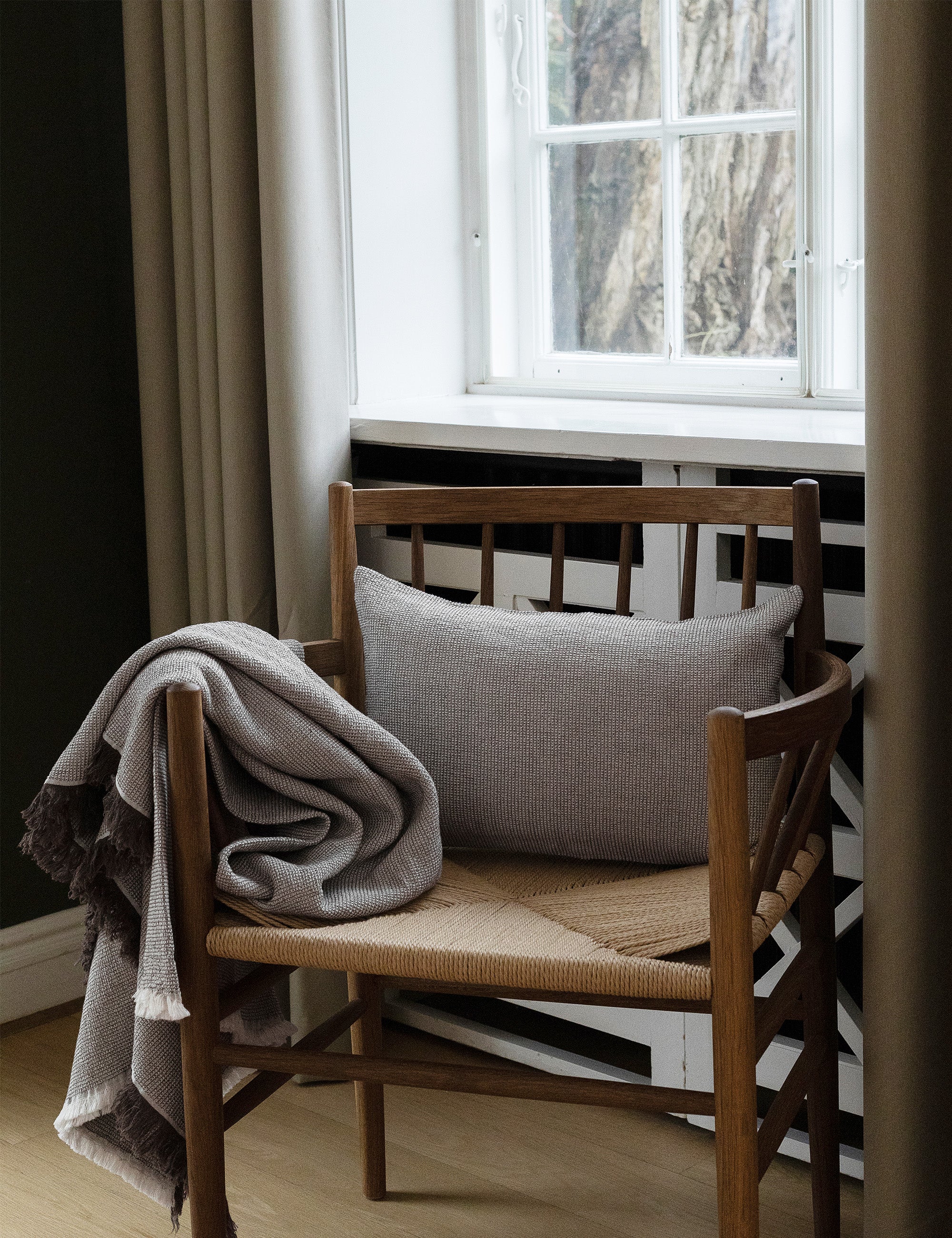 Daisy cushion 30x50cm Light grey