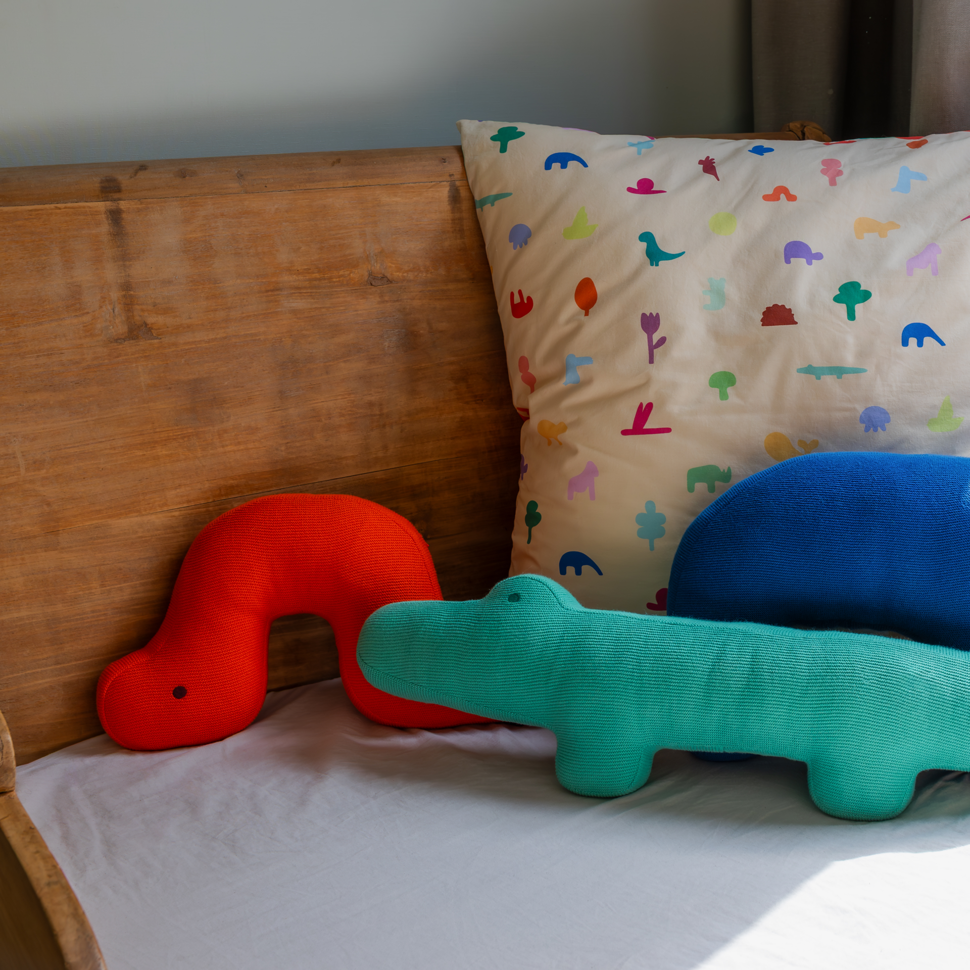 Cuddle pillow 'Caterpillar Frieda'