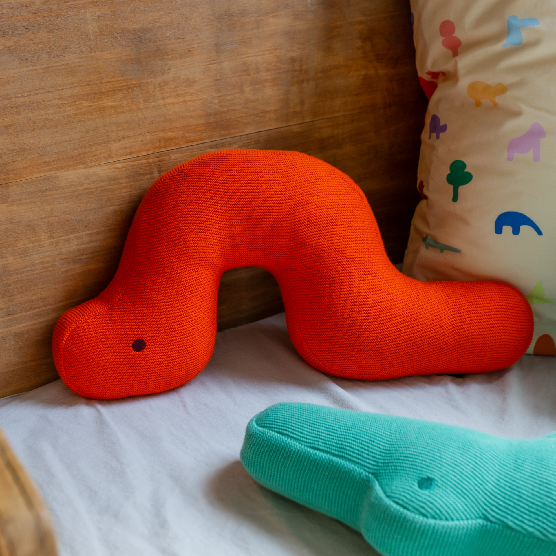 Cuddle pillow 'Caterpillar Frieda'